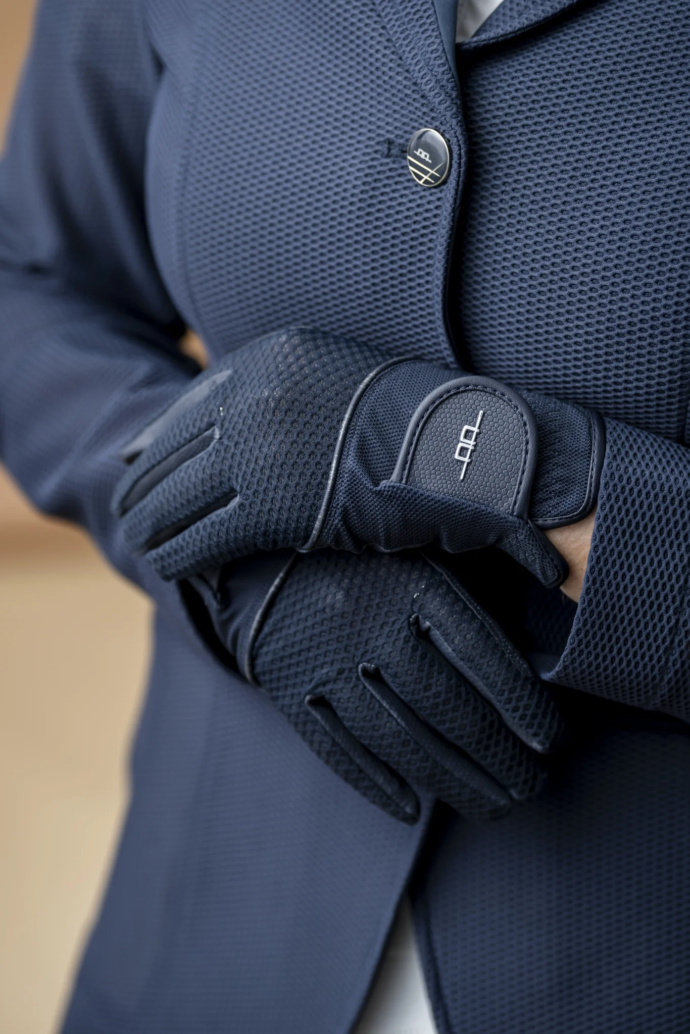 AA Motion Lite Mesh Glove 5 Black - Image 3
