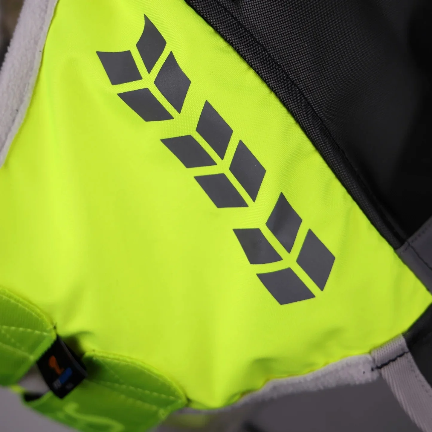 Shires FlyGuard Pro Hi-Viz Fine Mesh Fly Mask with Ears - Image 3
